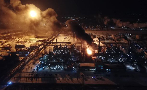 В Калуше заверили, что опасности для населения из-за пожара на заводе нет