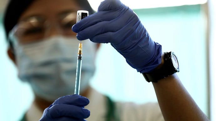 Япония ускоряет вакцинацию через вспышек коронавируса
