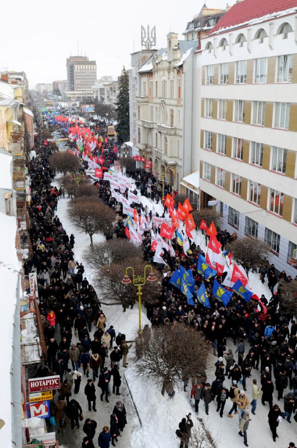 На марше в Ивано-Франковске оппозиция насчитала 10 тысяч человек. Фото Тараса Дутки