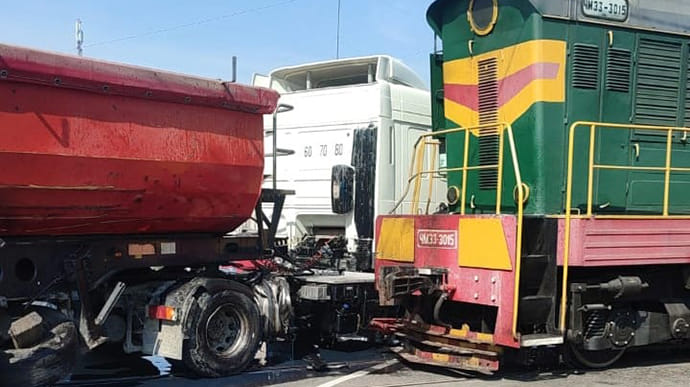 На Київщині вантажівка зіткнулася з локомотивом