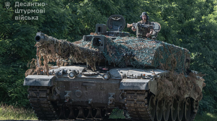 Українські десантники вперше показали танк Challenger 2 у дії