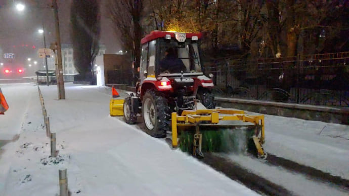 У Києві до ранку очікують ще 12 см снігу, на вулиці вивели спецтехніку