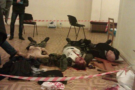 Погибшие митингующие в Доме офицеров. Фото: Анна Бабинец