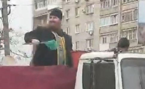 В Бердянске священники УПЦ МП изгоняют коронавирус водой