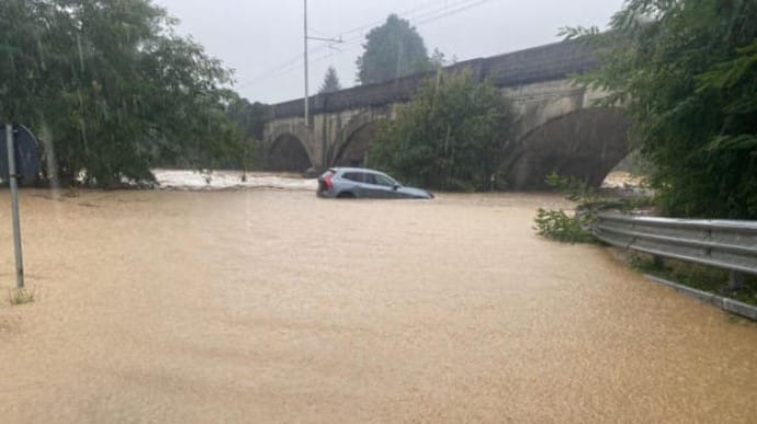 Зливи і повені на півночі Італії: закриті дороги, зриваються місцеві вибори