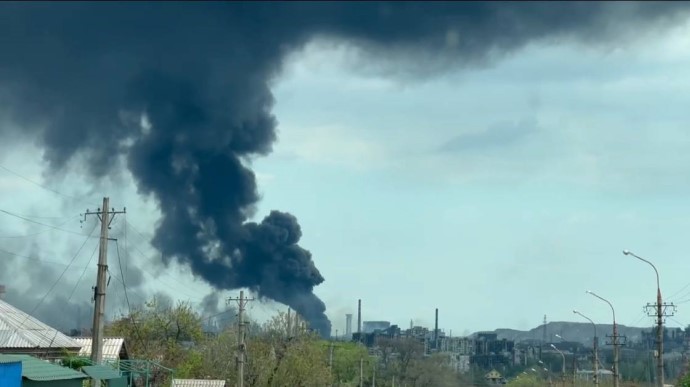 Азовсталь бомбят российские оккупанты, на заводе масштабный пожар