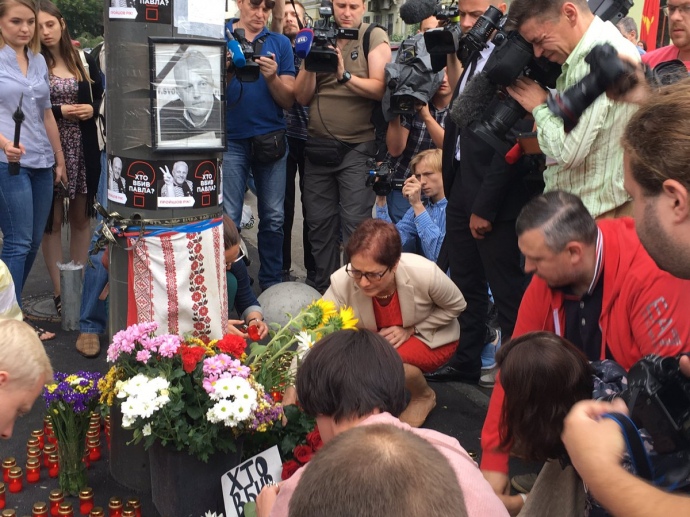 Посол США возложила цветы на место, где убили Шеремета