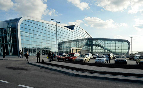 В аеропорту Львова літак викотився за злітну смугу, рейси затримуються