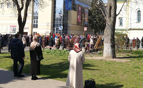 Вербное воскресенье в карантин: в Ровно возле собора собралась толпа