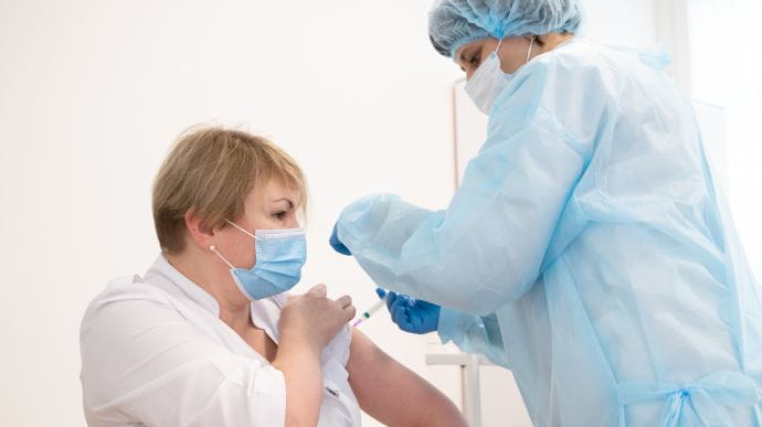 За сутки в Украине вакцину от коронавируса получили 910 человек