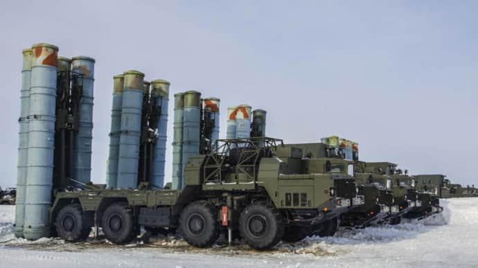 Россияне стягивают под Петербург системы ПВО С-300: в сети появилось видео