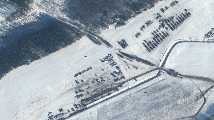 Зі супутників помітили посилену активність російських військ біля кордонів – Reuters