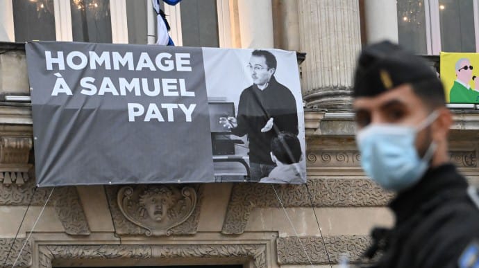 Франція вшановує пам'ять вчителя, вбитого за карикатуру на Мухаммеда