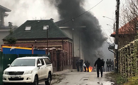 Під будинком Ставицького в Києві запалили шини