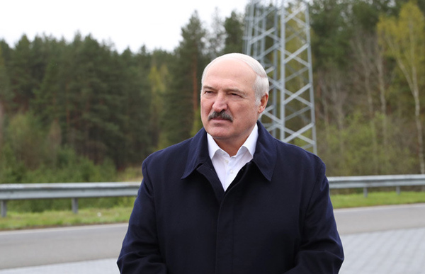 Лукашенко приглашает президентов на парад в Минск