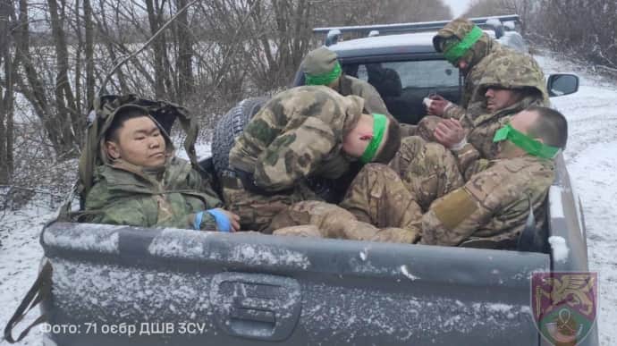 Ukrainian forces repel Russian assault and capture 6 soldiers – videos