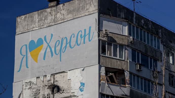 Russians strike Kherson's centre once again, injuring woman 