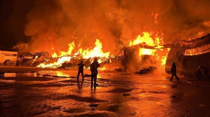 В Виннице вспыхнул масштабный пожар на складах с ламинатом