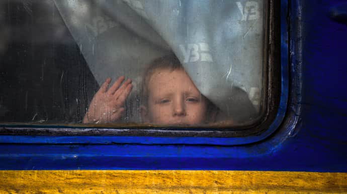 Примусову евакуацію сімей з дітьми оголосили в 10 населених пунктах Харківщини