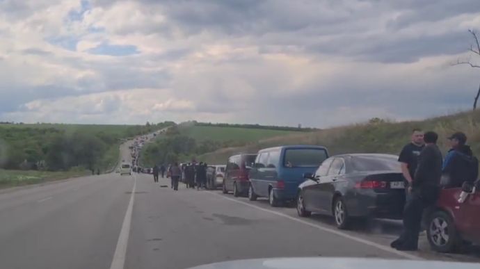В Запорожской области оккупанты не пропускают людей на блокпосту: очередь больше тысячи авто