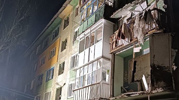 Глава ОВА показал последствия обстрелов Донетчины: повреждены дома, из-под завалов спасли 7 человек