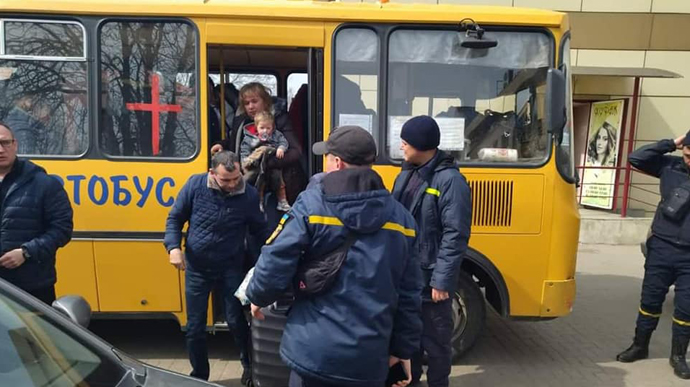 За сутки удалось спасти из оккупации менее 1500 украинцев: россияне стреляют и воруют гумпомощь