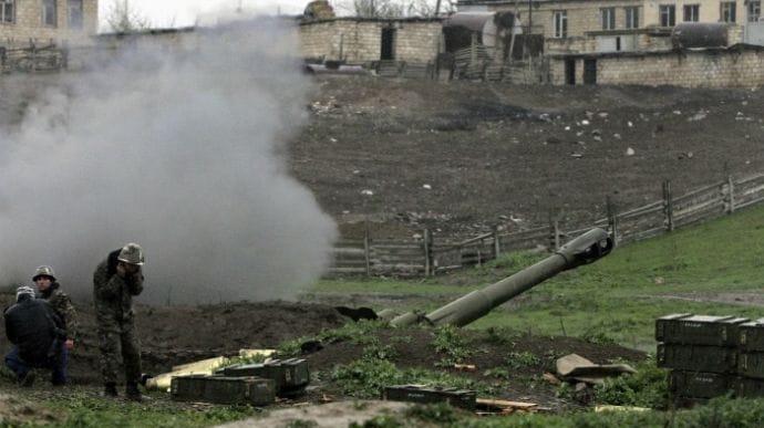 Армения и Азербайджан возобновили взаимные обстрелы, число погибших возросло