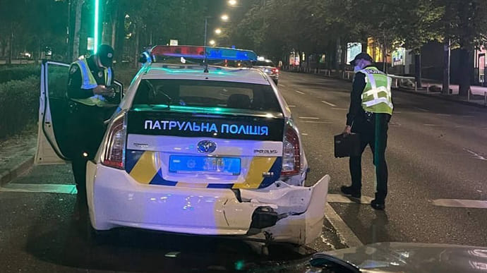 В Киеве пьяный водитель влетел в патрульное авто, полицейские в больнице