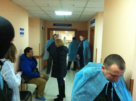 Нардепы дежурят в клинике Борис, где на лечении находится Дмитрий Булатов. Фото Андрея Ильенко