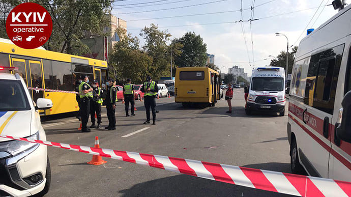 У Києві маршрутка на переході збила людей: є загибла і постраждалі
