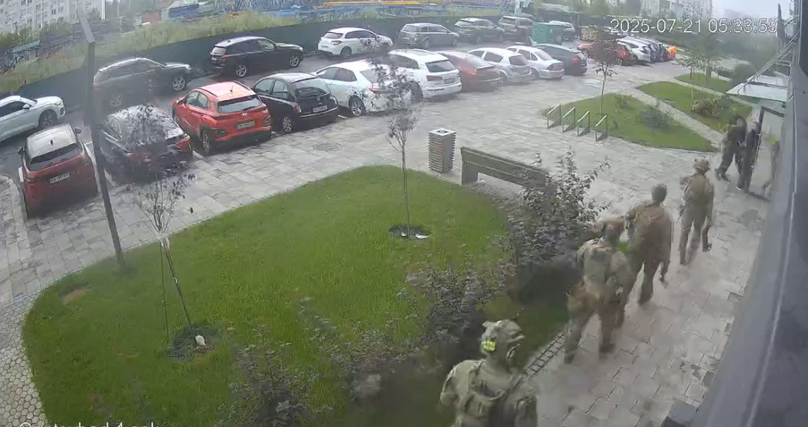 Літній контрнаступ. Які докази російського впливу на НАБУ має СБУ 2 Співробітники СБУ прямують на обшуки у одного зі співробітників НАБУ