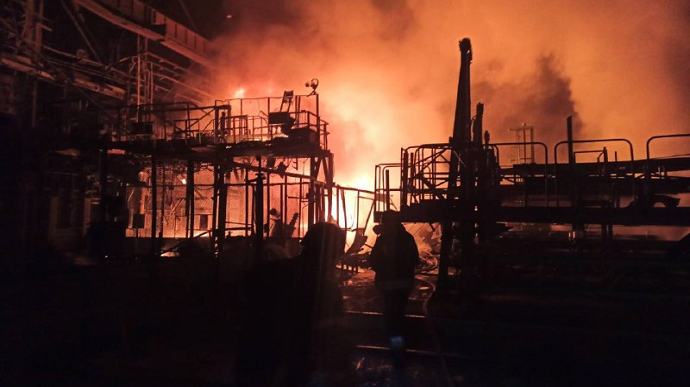 Окупанти атакували об’єкти інфраструктури у Запоріжжі, виникла пожежа
