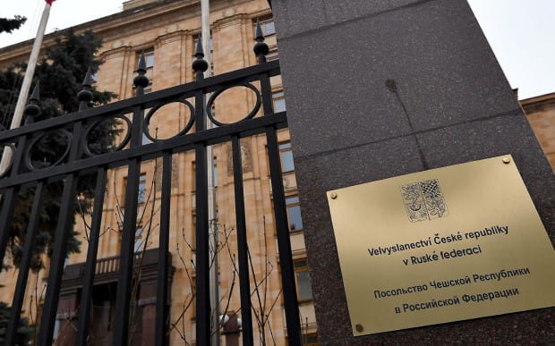 РФ готує відповідь на висилку дипломатів з Праги і натякає на закриття посольства Чехії
