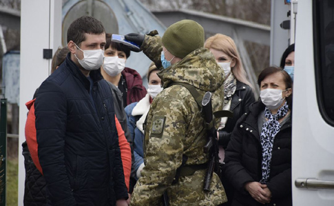 Майже 9 тисяч українців за кордоном наполягають на поверненні додому – МЗС