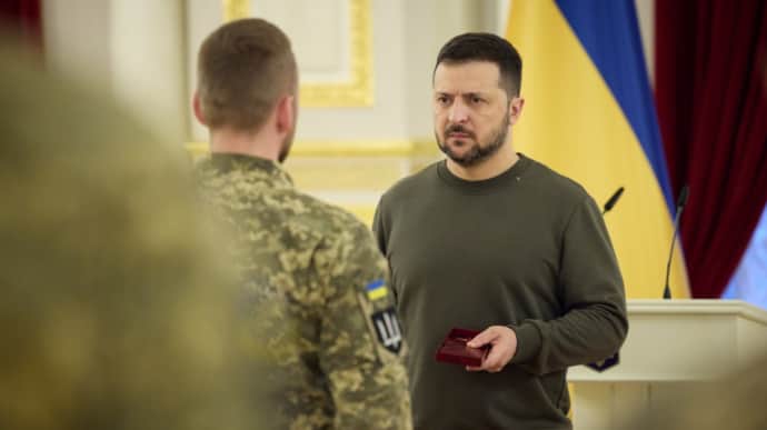 Zelenskyy decorates Defence Intelligence officers involved in destroying Russian missile corvette – video