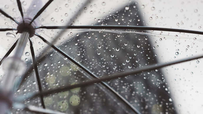 Зонты можно носить как лук, не снимая: на Украину надвигается циклон