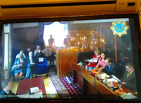 Журналисты почти не слышат и не видят, что происходит в зале суда. Фото Татьяны Николаенко