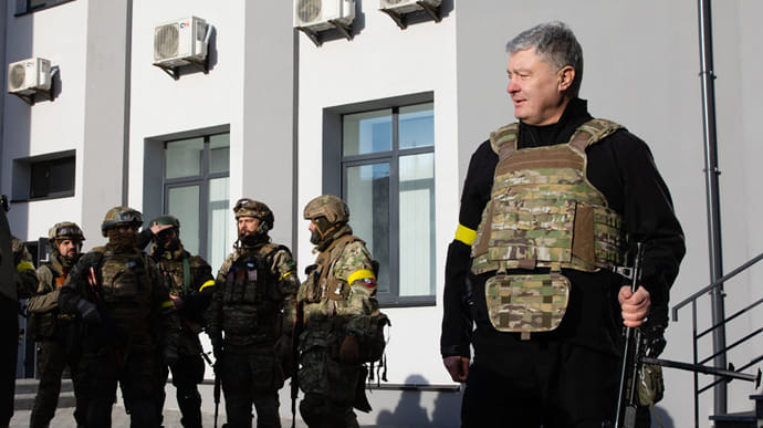 Порошенко з кулеметом: Не раджу ворогу потикатися до Києва 