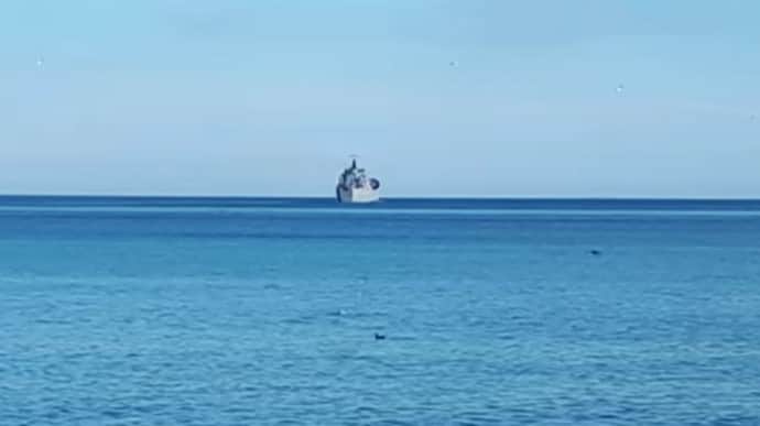 2 Russian ships leave bay in Feodosiia, Crimea – photo
