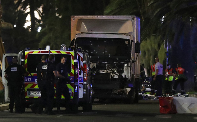 В Ницце грузовик влетел в толпу людей, не менее 60 погибших