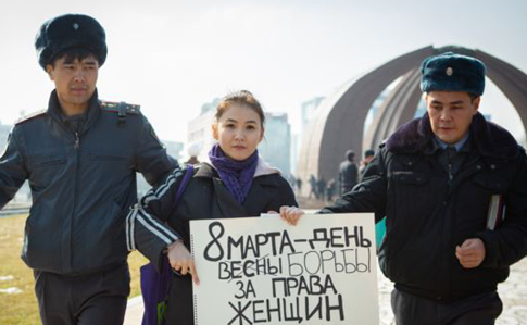 В Кыргызстане участников марша за права женщин избили неизвестные, а милиция - задержала