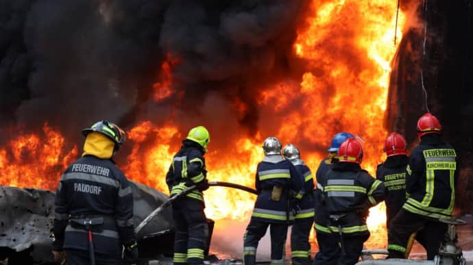 Russian attack on Vinnytsia Oblast: 2 fire trains and 64 firefighters respond to blaze – photos