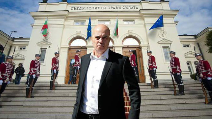 Дострокові парламентські вибори у Болгарії виграла партія шоумена