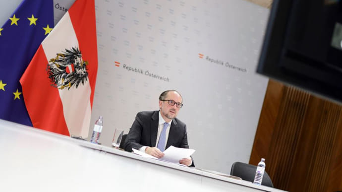 Глава МЗС Австрії заявив, що не став би танцювати з Путіним