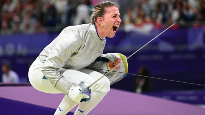 Ukrainian fencer Olha Kharlan reaches Olympic quarter-finals, defeating Azerbaijani opponent who previously represented Russia