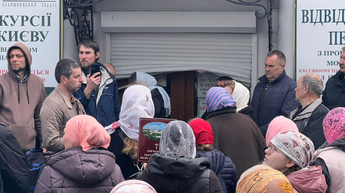 Інцидент у Лаврі: віряни УПЦ МП пошкодили ролети на опечатаному Мінкультом корпусі