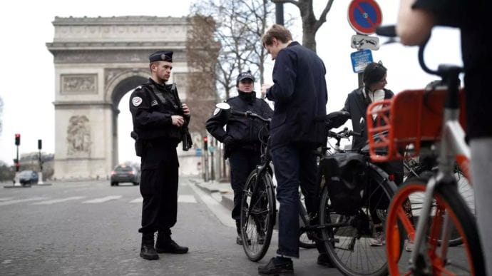 В Париже жестоко избили украинского подростка, дипломаты обратились в прокуратуру