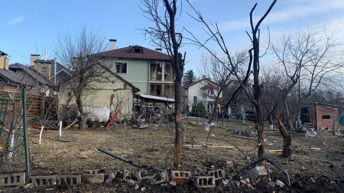 Россияне ударили КАБами по Харькову: есть разрушения, горели автобусы, грузовик и легковушка