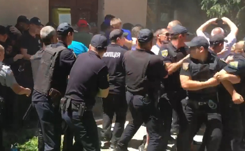 Одещина: на виборчій дільниці постраждало 13 поліцейських і депутат Батьківщини