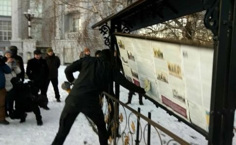 Националисты срезали инфоборд часовни УПЦ МП в центре Киева